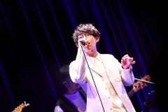 川崎鷹也、初のカバー企画ライブツアーが閉幕！ 圧倒的表現力と歌力で観客を魅了