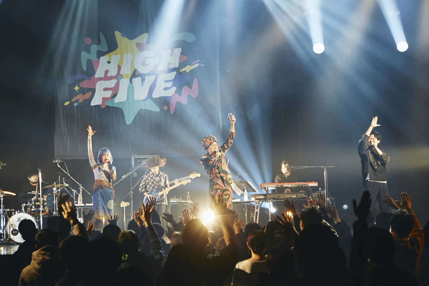 マハラージャン×Awesome City Club、『HIGH FIVE 2023』札幌公演で極採色ポップネスの共演が実現 - 画像一覧（1/9）