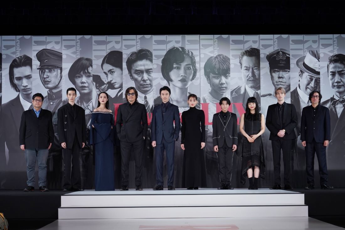 SixTONES・ジェシー、ブラックスーツでランウェイを闊歩！「脚長すぎ」「黒スーツが似合いすぎる」と大反響