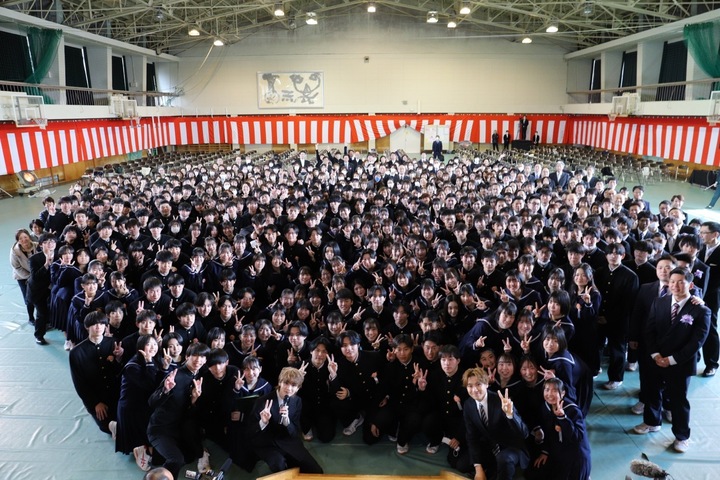 GENERATIONS・小森隼＆THE RAMPAGE・吉野北人、高校の卒業式にサプライズ訪問 - 画像一覧（4/5）