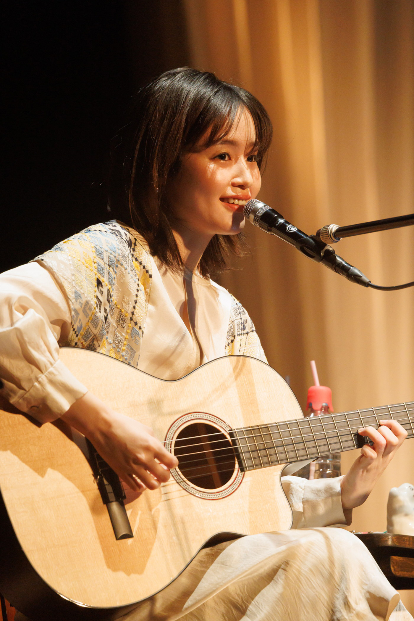 藤原さくら、“百貨店のなかの劇場”で開催した弾き語りツアー最終公演のレポート到着