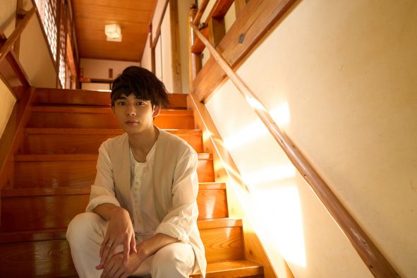 なにわ男子・長尾謙杜が、若き日の露伴に！  映画『岸辺露伴 ルーヴルへ行く』のメイキング＆オフショット全15点公開