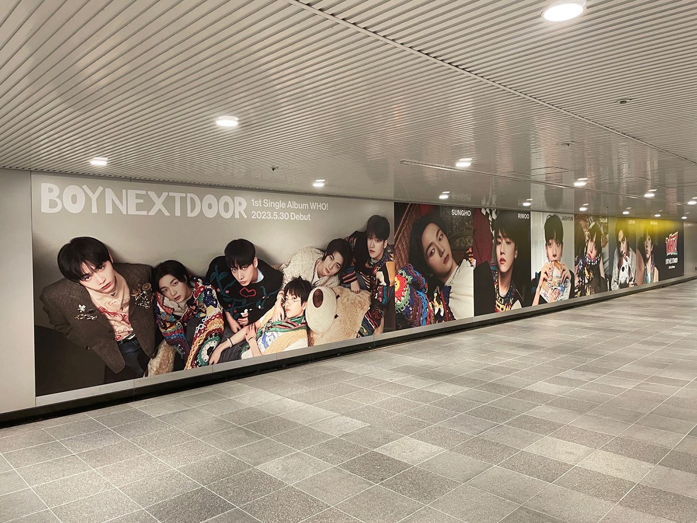 BOYNEXTDOOR、1stシングル「WHO!」の発売を記念して渋谷に巨大広告が出現！ シングル収録曲「But I Like You」のMVも公開