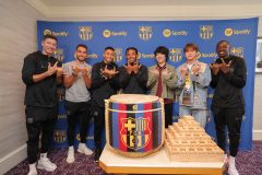 【写真追加】JO1河野純喜＆フジファブリック山内総一郎がFCバルセロナ選手と鏡開き。親善試合のため4年ぶりの来日