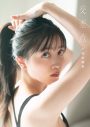 乃木坂46・久保史緒里、1st写真集『交差点』より祖母の畑で新鮮なカブにかぶりつくカットを公開 - 画像一覧（4/7）