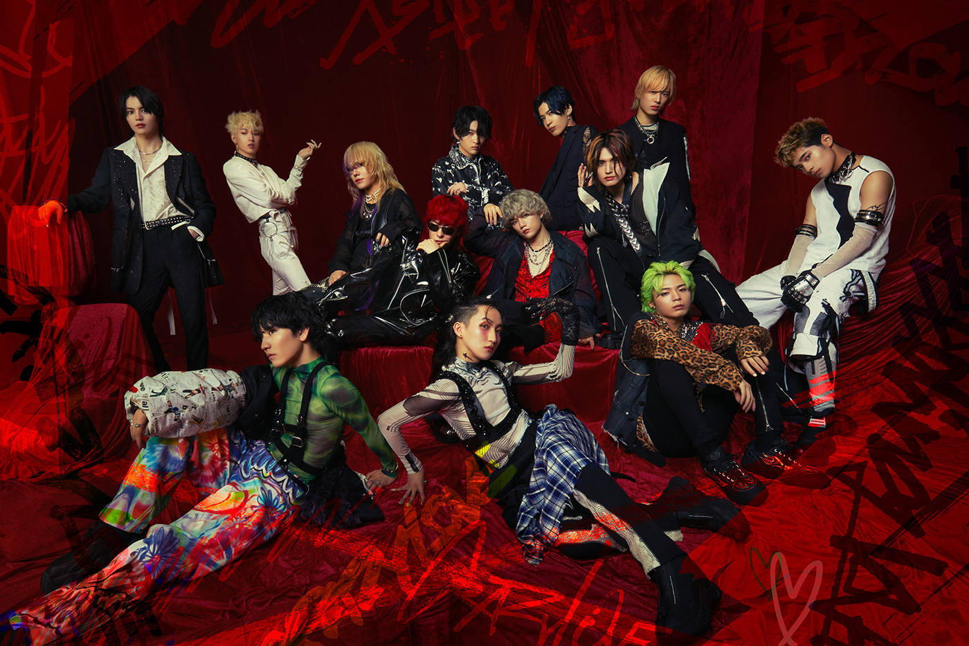 YOSHIKIプロデュースのボーイズバンド“XY”、デビュー曲「Crazy Love」のMV公開！青と赤の世界でパフォーマンス - 画像一覧（2/2）