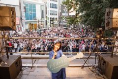 【ライブレポート】アイナ・ジ・エンド、大阪でゲリラライブを開催！「今日はキリエとして来ました」