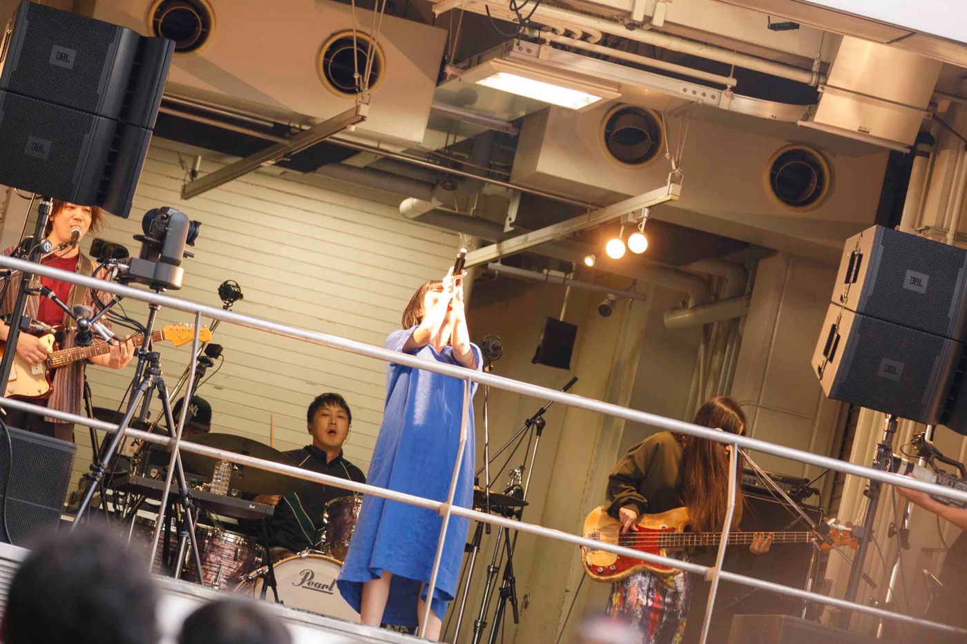 【ライブレポート】アイナ・ジ・エンド、大阪でゲリラライブを開催！「今日はキリエとして来ました」 - 画像一覧（7/12）