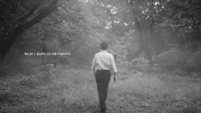 桑田佳祐がモノクロの世界で森や街並みを歩く。サザンオールスターズ、新曲「Relay～杜の詩」のMV公開