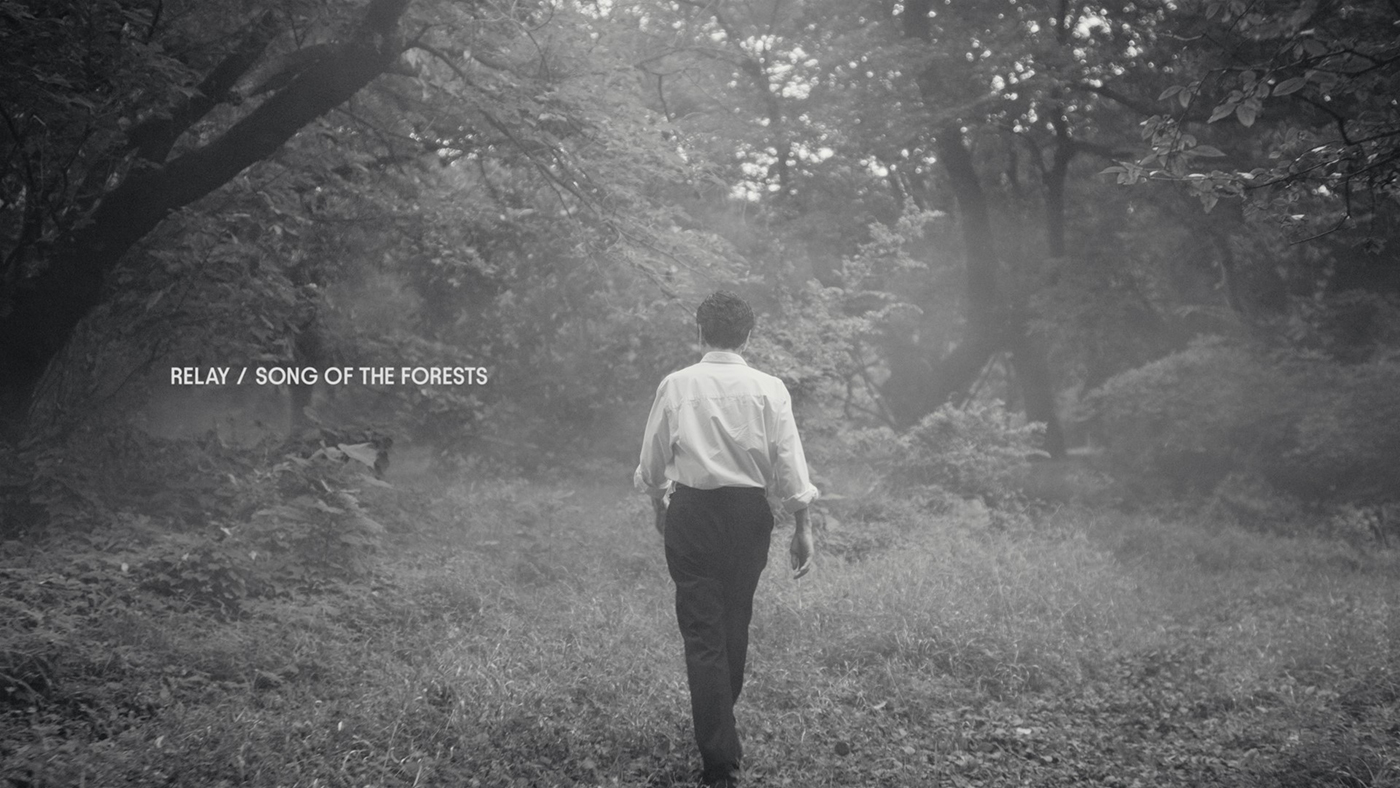 桑田佳祐がモノクロの世界で森や街並みを歩く。サザンオールスターズ、新曲「Relay～杜の詩」のMV公開 - 画像一覧（2/2）