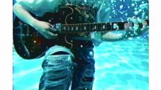 リーガルリリー新曲「泳いでゆけたら」MV公開！ たかはしほのかが水中でギターをプレイ - 画像一覧（2/5）