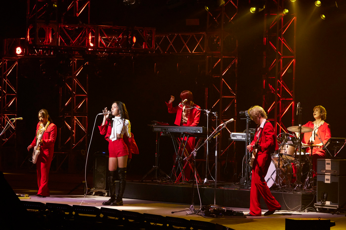 【ライブレポート】『バズリズム LIVE 2023』2日目公演のレポート到着！NiziU、女王蜂、ちゃんみな、乃木坂46、anoらが横アリで競演 - 画像一覧（4/19）