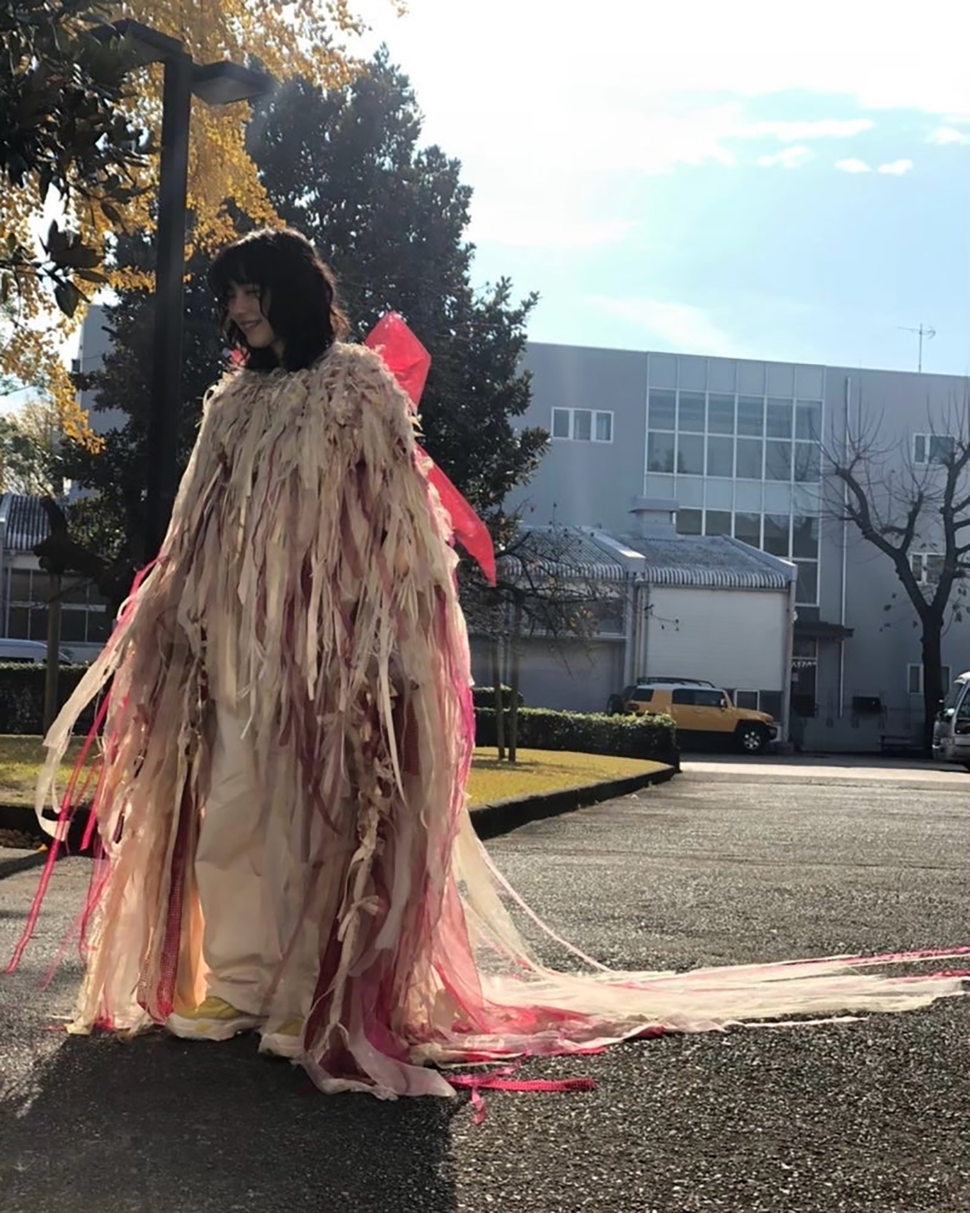 のん、自身が脚本・監督・主演を務めた映画『Ribbon』の撮影オフショット公開！ 劇中に登場する大学名に「我ながらめっちゃ気に入っている」