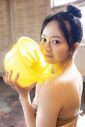 SKE48江籠裕奈、卒業写真集『限りなく、恋だと思う』よりお団子ヘアでかけ湯をするお風呂カット公開 - 画像一覧（1/2）