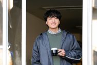 宮世琉弥×原菜乃華W主演映画『恋わずらいのエリー』に、小関裕太が初の教師役で出演！ 宮世とのオフショットも公開 - 画像一覧（2/2）