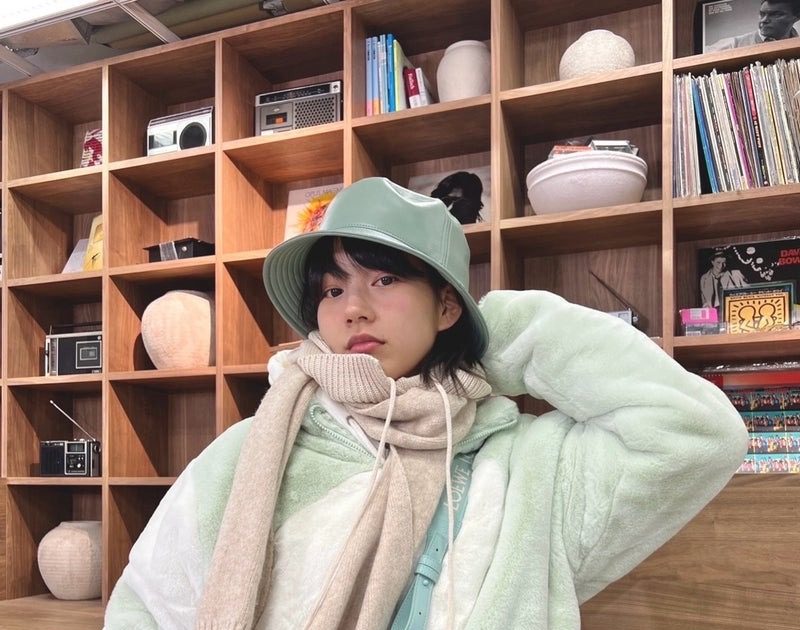 のん、個性的で“ボーダーレス”なスタイリングを披露！ カレンダーオフショット動画を公開 画像一覧（4/7） THE FIRST TIMES