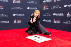 YOSHIKI、ハリウッドでの手形・足形完成披露セレモニーに出席！能登半島地震 被災地への追加支援のためチャリティーオークション開催も発表