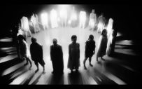 imase、新曲「Shine Out」MV公開！ 楽曲を“発光源”ととらえ、光と影で作り出すモノクロの世界を表現 - 画像一覧（6/9）
