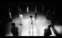 imase、新曲「Shine Out」MV公開！ 楽曲を“発光源”ととらえ、光と影で作り出すモノクロの世界を表現 - 画像一覧（5/9）