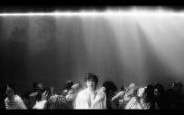 imase、新曲「Shine Out」MV公開！ 楽曲を“発光源”ととらえ、光と影で作り出すモノクロの世界を表現 - 画像一覧（4/9）