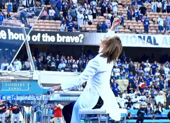 YOSHIKI、ドジャー・スタジアムでアメリカ国歌と「ENDLESS RAIN」をピアノ演奏！大谷翔平選手＆山本由伸選手とのセルフィーも公開