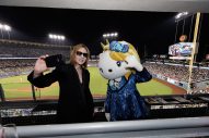 YOSHIKI、ドジャー・スタジアムでアメリカ国歌と「ENDLESS RAIN」をピアノ演奏！大谷翔平選手＆山本由伸選手とのセルフィーも公開 - 画像一覧（2/2）