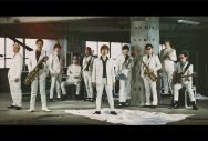 スカパラ、TAKUMA（10-FEET）とコラボした新曲のタイトルが「風に戦ぐブルーズ」に決定！お揃いの白スーツで決めた新ビジュアルも解禁 - 画像一覧（1/2）