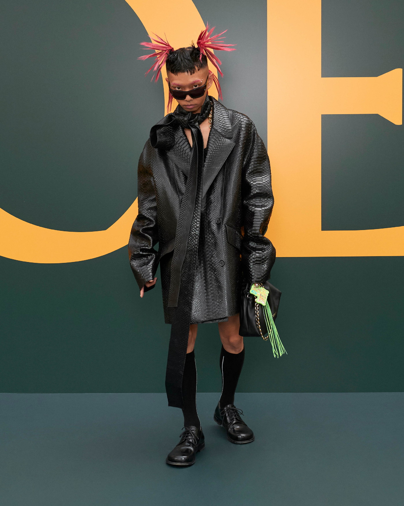 勢喜遊（King Gnu/ミレパ）、パリで開催のロエベ春夏メンズランウェイコレクションに来場