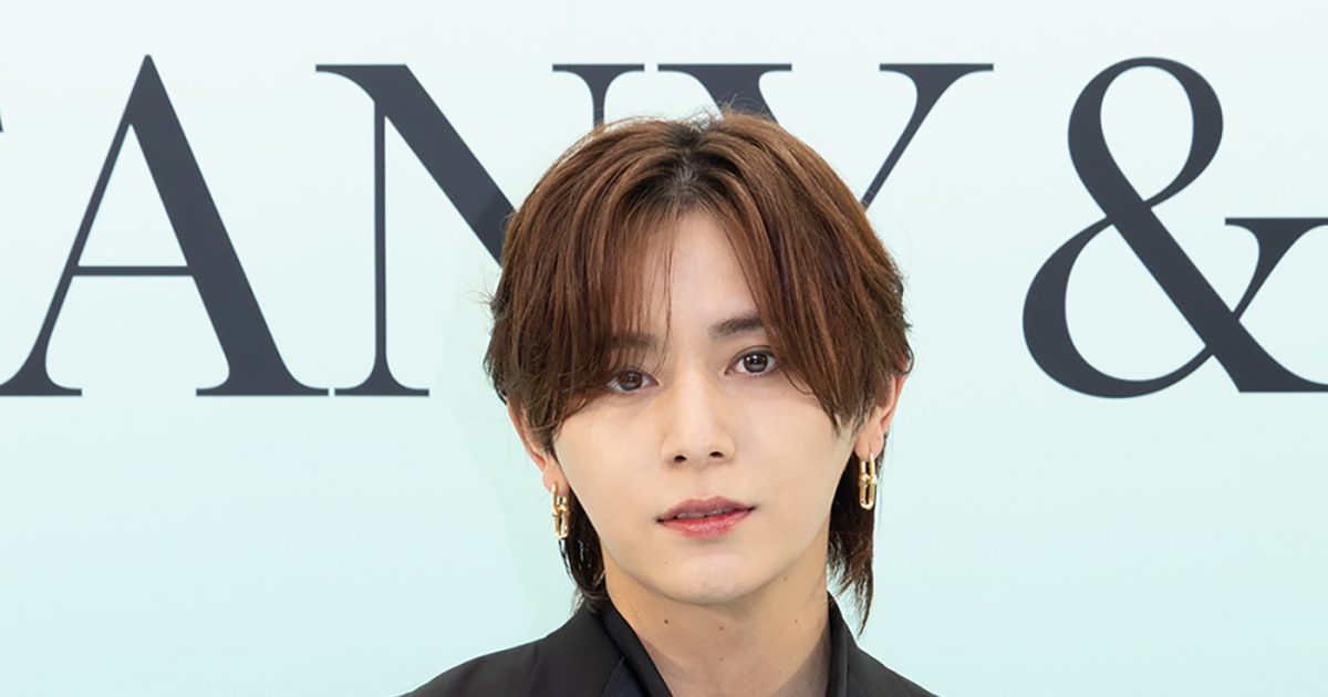 大阪の繁華街にHey! Say! JUMP山田涼介が降臨！美しさ際立つ黒スーツで