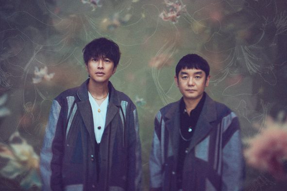 ゆず、新曲「flowers」をサプライズ配信リリース！“花”をモチーフにした最新アーティスト写真も公開