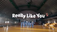 BABYMONSTERがキュートな制服姿で躍動！「Really Like You」MV公開 - 画像一覧（10/10）