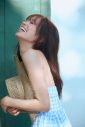 佐々木久美1st写真集よりパステルブルーのワンピースを着用しリゾート地を満喫する笑顔のカット公開 - 画像一覧（1/1）