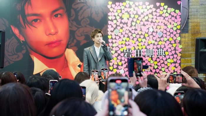 岩田剛典、夕方の渋谷にサプライズ降臨！タワレコでは店員として限定ステッカーを配布