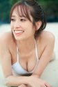日向坂46佐々木久美1st写真集『めくる日々』より純白ビキニの谷間カット公開 - 画像一覧（2/2）