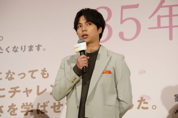 【レポート】重岡大毅・笑福亭鶴瓶・原田知世・上白石萌音らが映画『35年目のラブレター』公開記念舞台挨拶に登場