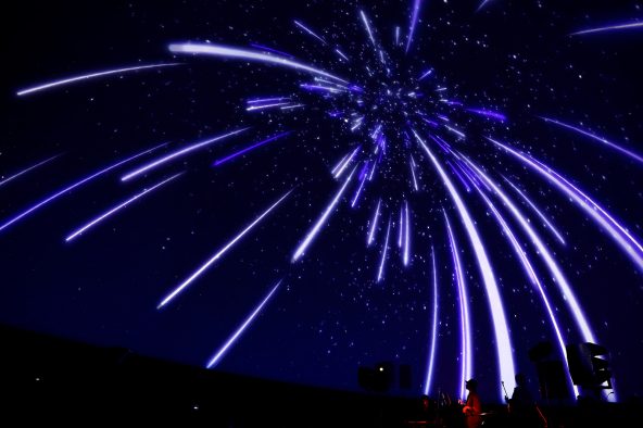 【ライブレポート】堂珍嘉邦「あと何年ぐらい、過ごせるのかなと逆算して、より貴重に思えるようになりました」プラネタリウムと演奏が一体化した特別空間で紡ぐ想い