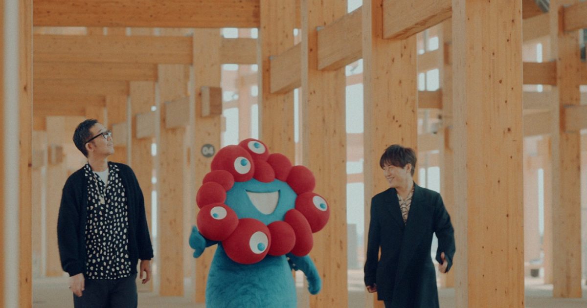 コブクロ、ミャクミャクと万博会場を練り歩く – THE FIRST TIMES