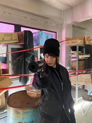 のん、拳銃を構えた黒づくめの“殺し屋”姿を公開！ドラマ『幸せカナコの殺し屋生活』撮影オフショット