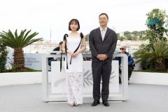 齊藤京子、初主演映画『恋愛裁判』がカンヌ国際映画祭に正式出品！深田晃司監督と映画祭フォトコールに登場