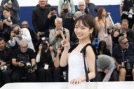 齊藤京子、初主演映画『恋愛裁判』がカンヌ国際映画祭に正式出品！深田晃司監督と映画祭フォトコールに登場 - 画像一覧（2/10）