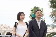 齊藤京子、初主演映画『恋愛裁判』がカンヌ国際映画祭に正式出品！深田晃司監督と映画祭フォトコールに登場 - 画像一覧（4/10）