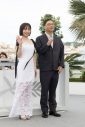 齊藤京子、初主演映画『恋愛裁判』がカンヌ国際映画祭に正式出品！深田晃司監督と映画祭フォトコールに登場 - 画像一覧（5/10）