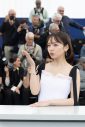 齊藤京子、初主演映画『恋愛裁判』がカンヌ国際映画祭に正式出品！深田晃司監督と映画祭フォトコールに登場 - 画像一覧（8/10）