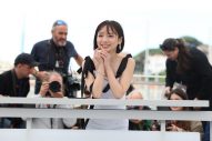 齊藤京子、初主演映画『恋愛裁判』がカンヌ国際映画祭に正式出品！深田晃司監督と映画祭フォトコールに登場 - 画像一覧（9/10）