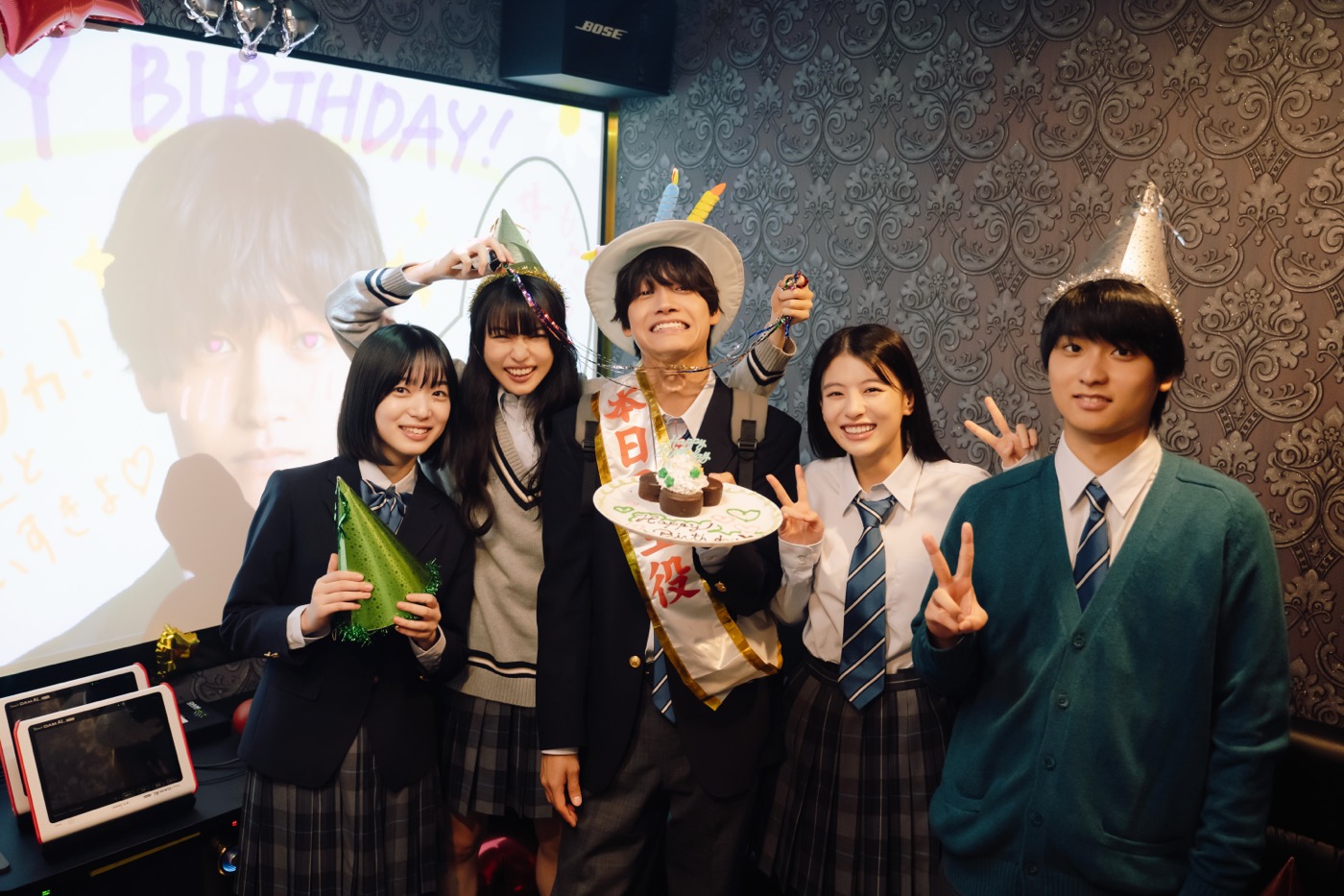 Aぇ! group佐野晶哉が演じるヅカの誕生日をお祝い！映画『か「」く「」し「」ご「」と「』メイキング写真解禁