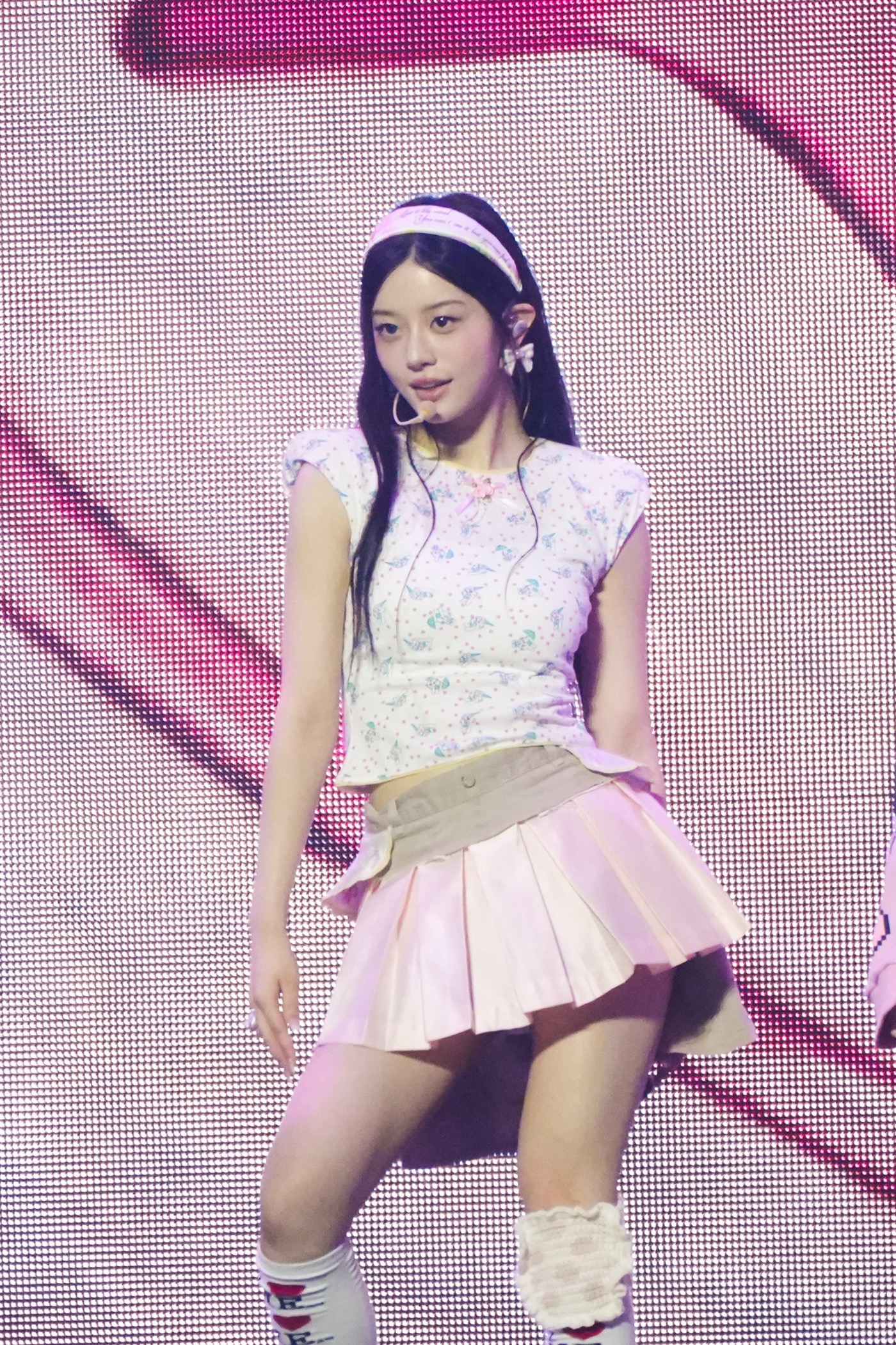 ILLIT『2025 Weverse Con Festival』で3rdミニアルバム『bomb』カムバックティザーをサプライズ公開 - 画像一覧（4/7）