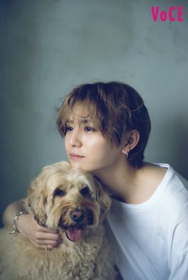 山田涼介『VOCE』連載でモフモフな犬とじゃれあう。「双子みたいでしょ？」