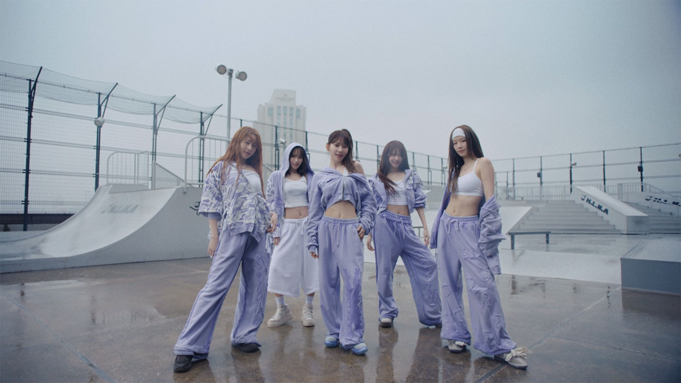 LE SSERAFIM「DIFFERENT」パフォーマンス映像公開！雨の中で爽やかにパフォーマンス