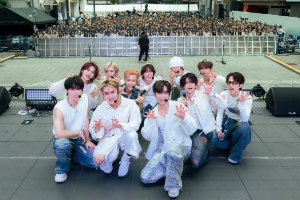 【レポート】INIがサプライズで新宿に登場！会場や道行く人たちへ「こんにちは！」「はじめまして！」