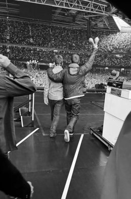 【ライブレポート】オアシス再結成ツアー初日公演。ノエルとリアムが歩きながら繋いだ手を高く挙げて登場